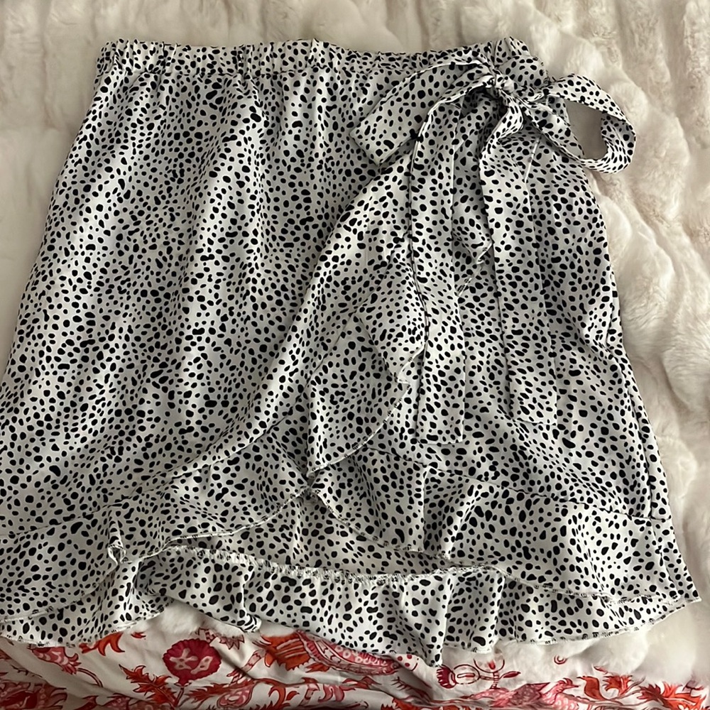 super cute black and white skirt
